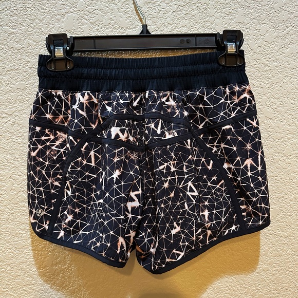 Lululemon Tracker Short III - 4 way Stretch Size 6 - Picture 3 of 4